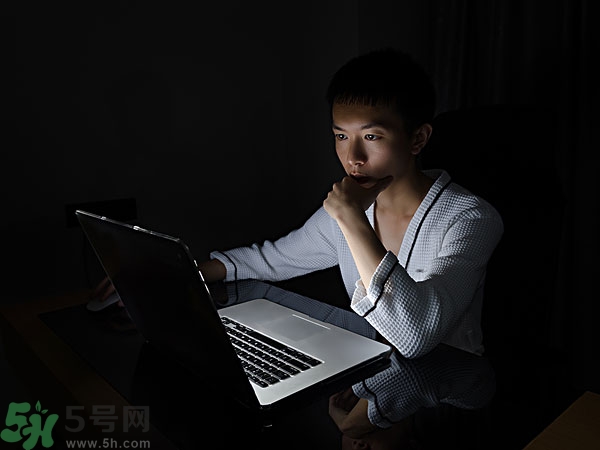 熬夜上火牙齦腫痛怎么辦？熬夜上火喉嚨痛怎么辦？