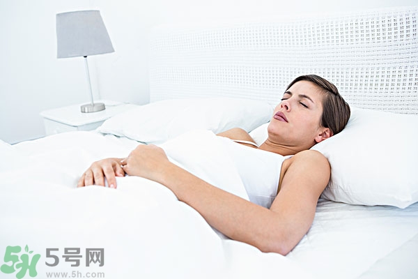 第一次來(lái)月經(jīng)是黑色的正常嗎？第一次月經(jīng)是黑色的是怎么回事？