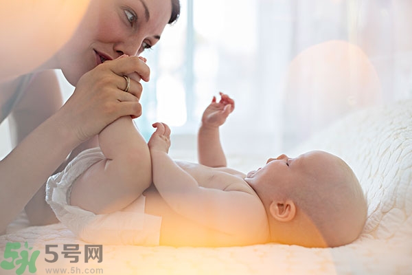 寶寶腳上起水泡怎么辦？寶寶腳底長(zhǎng)透明水泡怎么辦？