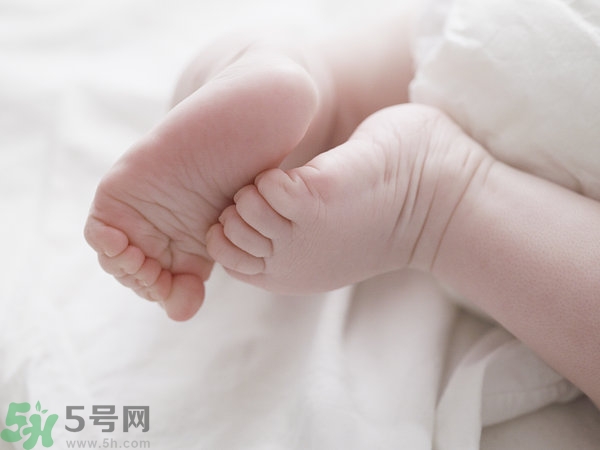 寶寶腳上起水泡怎么辦？寶寶腳底長(zhǎng)透明水泡怎么辦？