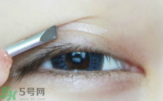 單眼皮怎么變雙眼皮了？單眼皮上面有一條線