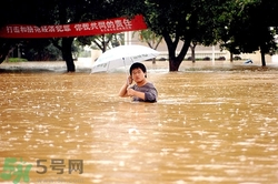 在雨水中走路容易得什么??？在雨水中走路有什么危害？