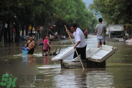 在雨水中走路容易得什么??？在雨水中走路有什么危害？