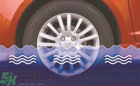 路面雨水多深車輛不宜通行？車輛在雨水中行駛要注意什么？