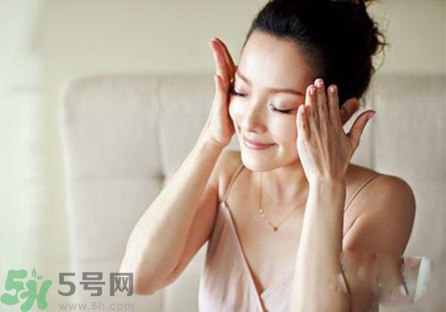 肌底液和精華液有什么區(qū)別？肌底液和精華液的區(qū)別