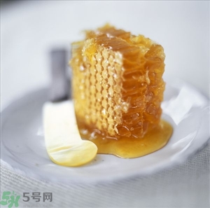 蜂蜜放久了有酒味是怎么回事？蜂蜜有酒味還能喝嗎？