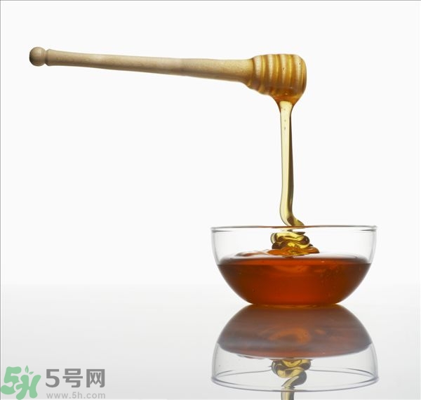 蜂蜜放久了有酒味是怎么回事？蜂蜜有酒味還能喝嗎？
