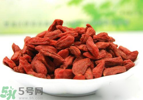 枸杞放久了變濕了可以吃嗎？枸杞放久了變黏了可以吃嗎？