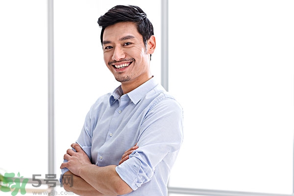 包皮有白色污垢是怎么回事？包皮里面有白色東西是什么很臭