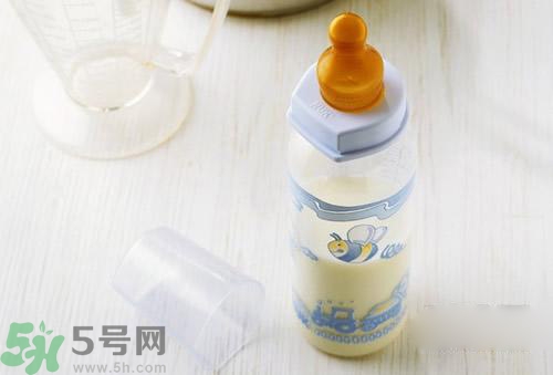 奶粉結塊是怎么回事？奶粉結塊可以吃嗎？