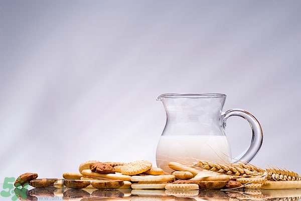 一天喝多少牛奶最好？牛奶一天喝多少合適？