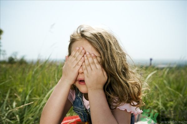 為什么看到男生會(huì)臉紅？看到男生會(huì)臉紅怎么辦？