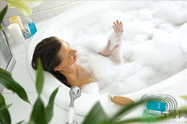 洗澡耳朵進(jìn)水了出不來怎么辦？洗澡時(shí)耳機(jī)進(jìn)水了怎么辦？