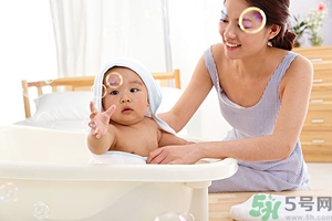 洗澡耳朵進(jìn)水了出不來怎么辦？洗澡時(shí)耳機(jī)進(jìn)水了怎么辦？