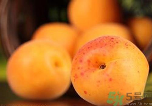 杏子上有黑點是怎么回事？杏子上有斑點可以吃嗎？