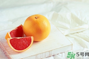 柚子的瓤是紅色正常嗎？柚子里面是紅色的能吃嗎？