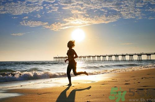 晨跑好還是夜跑好？早上跑步和晚上跑步哪個好？