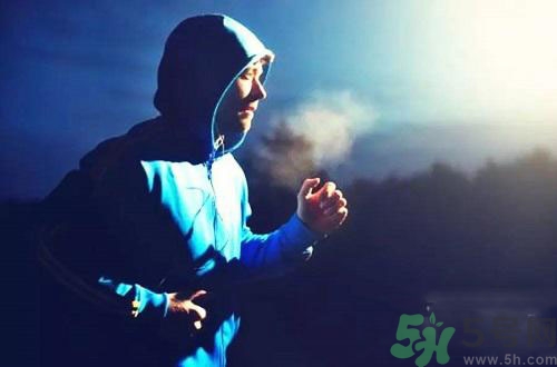 晨跑好還是夜跑好？早上跑步和晚上跑步哪個(gè)好？