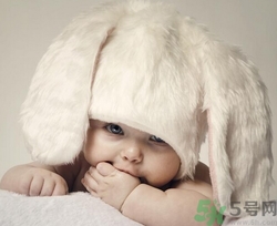 小孩指甲發(fā)白是怎么回事？小孩指甲發(fā)白怎么辦？