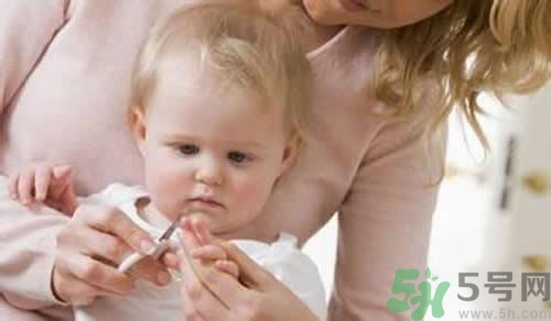 小孩指甲發(fā)白是怎么回事？小孩指甲發(fā)白怎么辦？