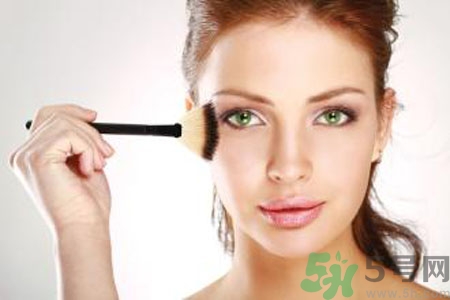 額頭上的痘痘一直好不了是什么原因？額頭上的痘痘一直好不了怎么辦？