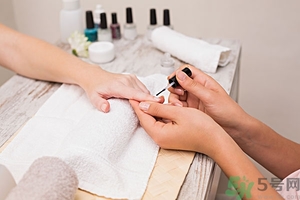 指甲油可剝的好還是不可剝的好？可剝指甲油和普通指甲油的區(qū)別