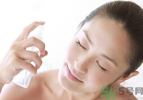 保濕噴霧可以當(dāng)爽膚水嗎？保濕噴霧和爽膚水有什么區(qū)別？