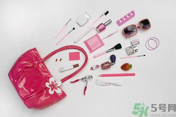 香水是噴在衣服上還是身體上？噴香水的正確位置