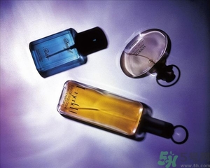 香水是噴在衣服上還是身體上？噴香水的正確位置