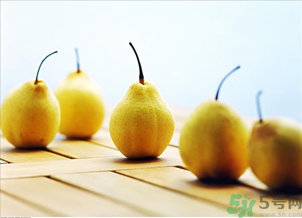 梨子碰傷后變色能吃嗎？梨子削皮后有變色的地方能吃嗎？