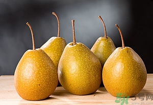 梨子碰傷后變色能吃嗎？梨子削皮后有變色的地方能吃嗎？