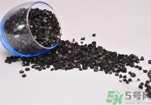 黑枸杞泡水是什么顏色？黑枸杞泡水是紫色的嗎？