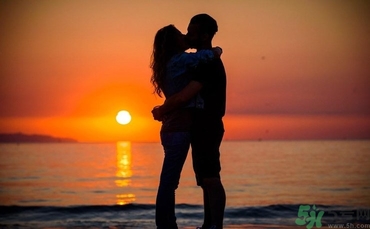 為什么女生喜歡咬男生？女生喜歡咬人是什么心理？