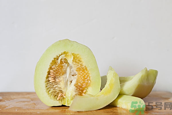 香瓜里面有紅點(diǎn)能吃嗎？香瓜瓤里面有紅點(diǎn)還能吃嗎？