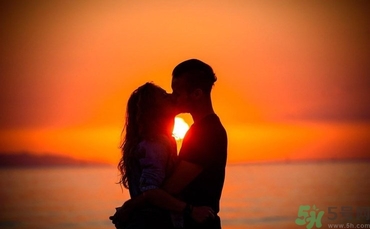 為什么女生喜歡咬男生？女生喜歡咬人是什么心理？