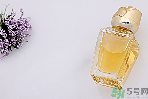 香水的前調(diào)中調(diào)后調(diào)是什么意思？香水前味中味后味啥意思？