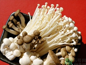 金針菇發(fā)霉了能吃嗎？金針菇長(zhǎng)白毛還能吃嗎？