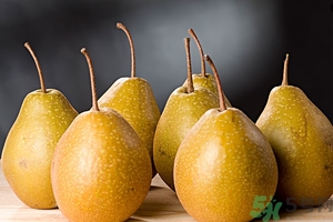 梨子碰傷后變色能吃嗎？梨子削皮后有變色的地方能吃嗎？