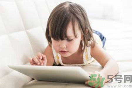 5歲男孩突然大叫頭疼 小孩玩平板電腦的危害有哪些？