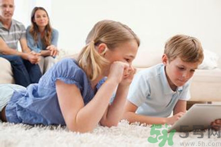 5歲男孩突然大叫頭疼 小孩玩平板電腦的危害有哪些？