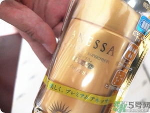 安耐曬為什么那么稀？安耐曬是水狀液體的嗎？