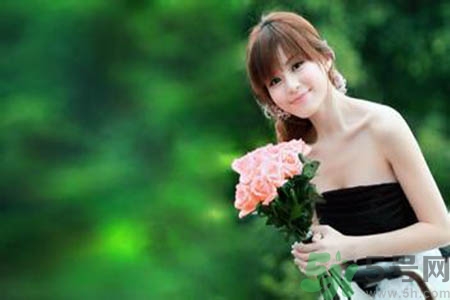 女人為什么一個胸大一個胸小？女人的兩個胸為什么不一般大？