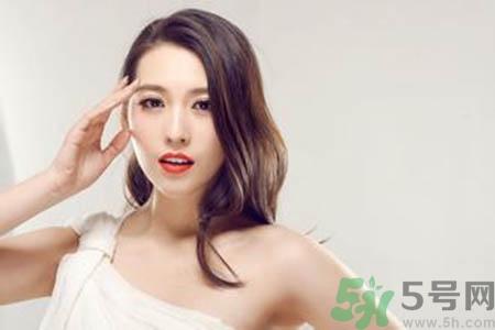 女人為什么一個胸大一個胸??？女人的兩個胸為什么不一般大？