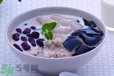 仙草是龜苓膏嗎？仙草和龜苓膏的區(qū)別？