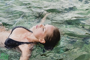 吃完晚飯可以立即游泳嗎？吃完飯游泳對(duì)身體好嗎？