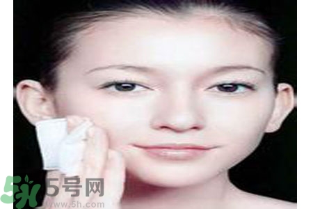 夏季臉上出油怎么回事？夏季臉上出油怎么辦？