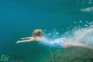 吃完晚飯可以立即游泳嗎？吃完飯游泳對(duì)身體好嗎？