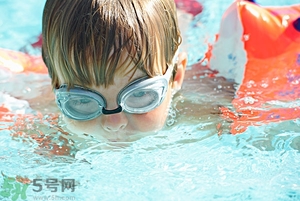 吃完晚飯可以立即游泳嗎？吃完飯游泳對(duì)身體好嗎？
