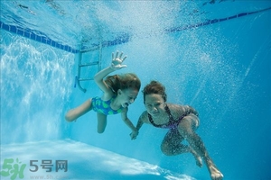 游完泳身上癢怎么回事？游泳完身上癢該怎么辦？