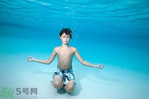 吃完晚飯可以立即游泳嗎？吃完飯游泳對(duì)身體好嗎？